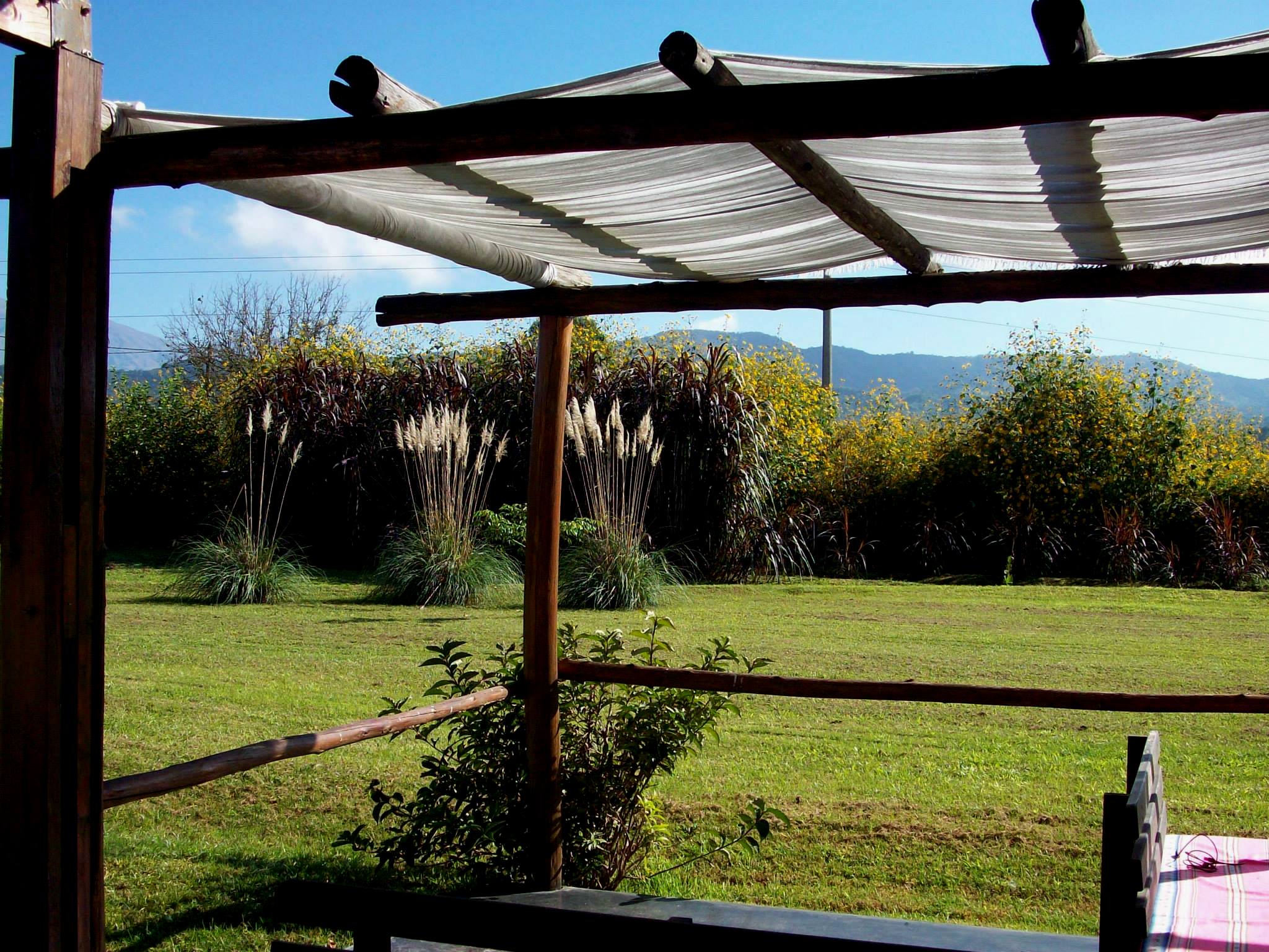 Pérgola rústica con vista al campo y las montañas - Hotel en Salta
