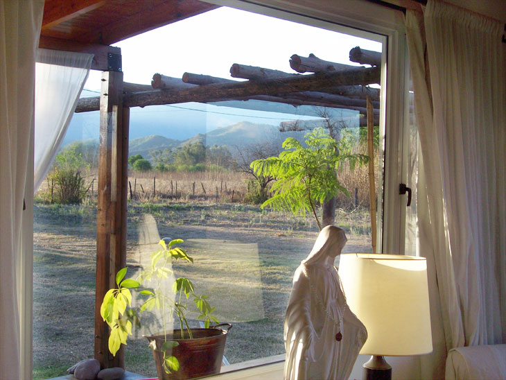 Vista desde la ventana hacia los cerros de Salta - Alojamiento rural