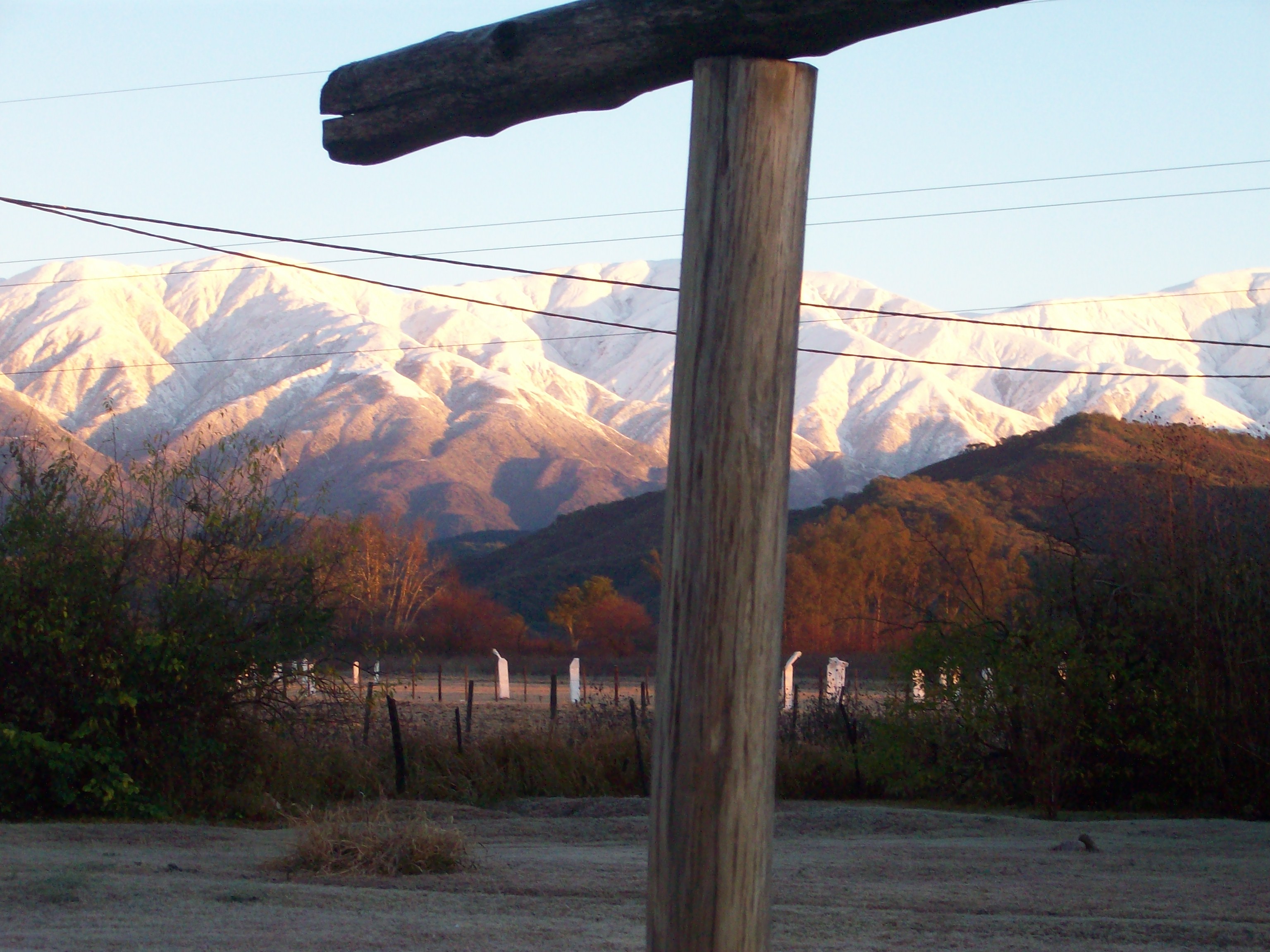 Cordillera de los Andes nevada al amanecer - Paisaje desde el hotel en Salta