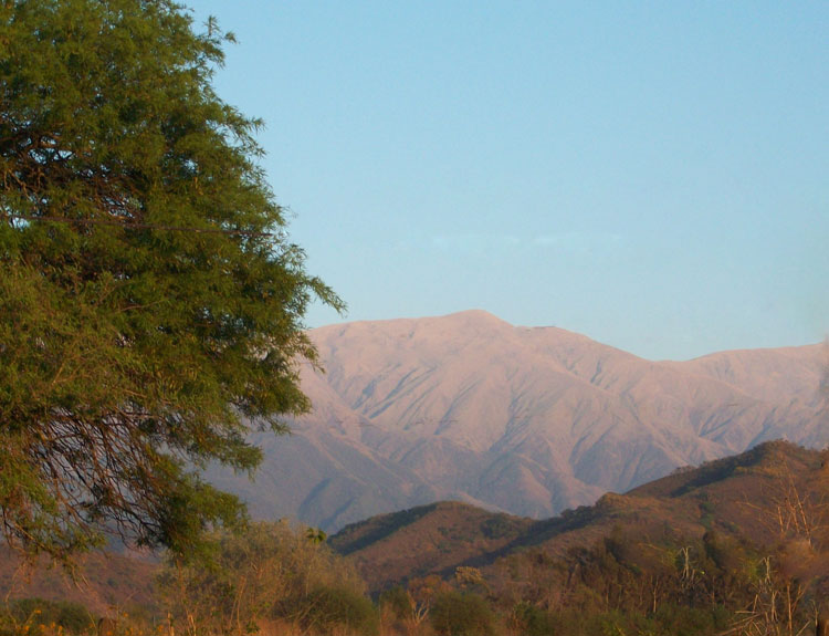 Vista de la Cordillera de los Andes al atardecer desde Finca La Vertiente