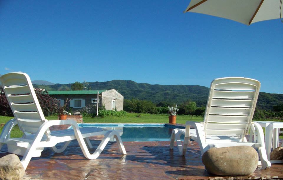 Pileta con reposeras y vista a las montañas de Salta - Finca La Vertiente