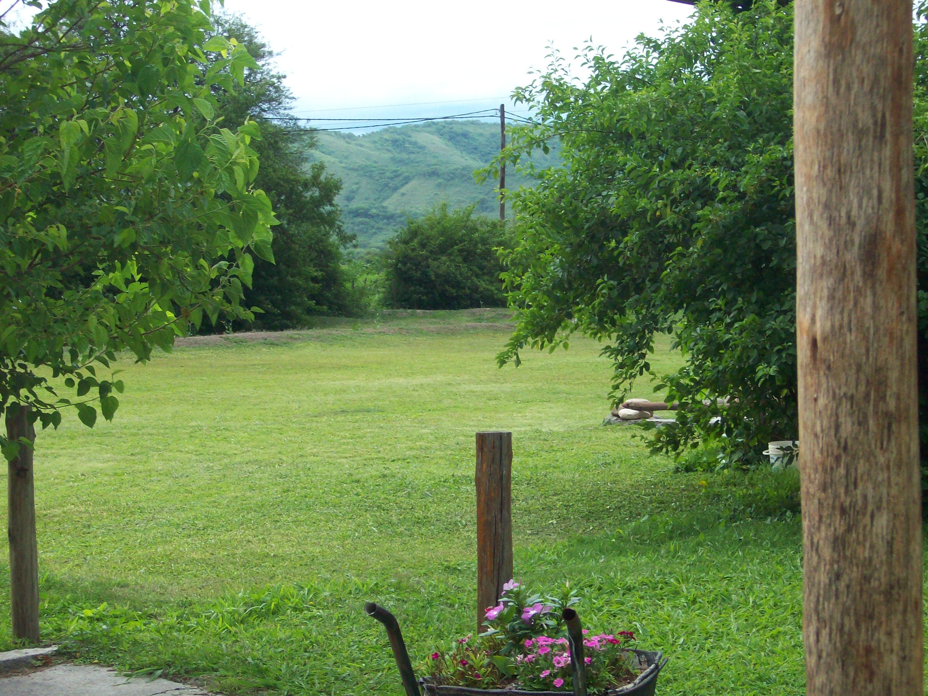 Amplio parque verde con vista a los cerros - Finca La Vertiente Salta