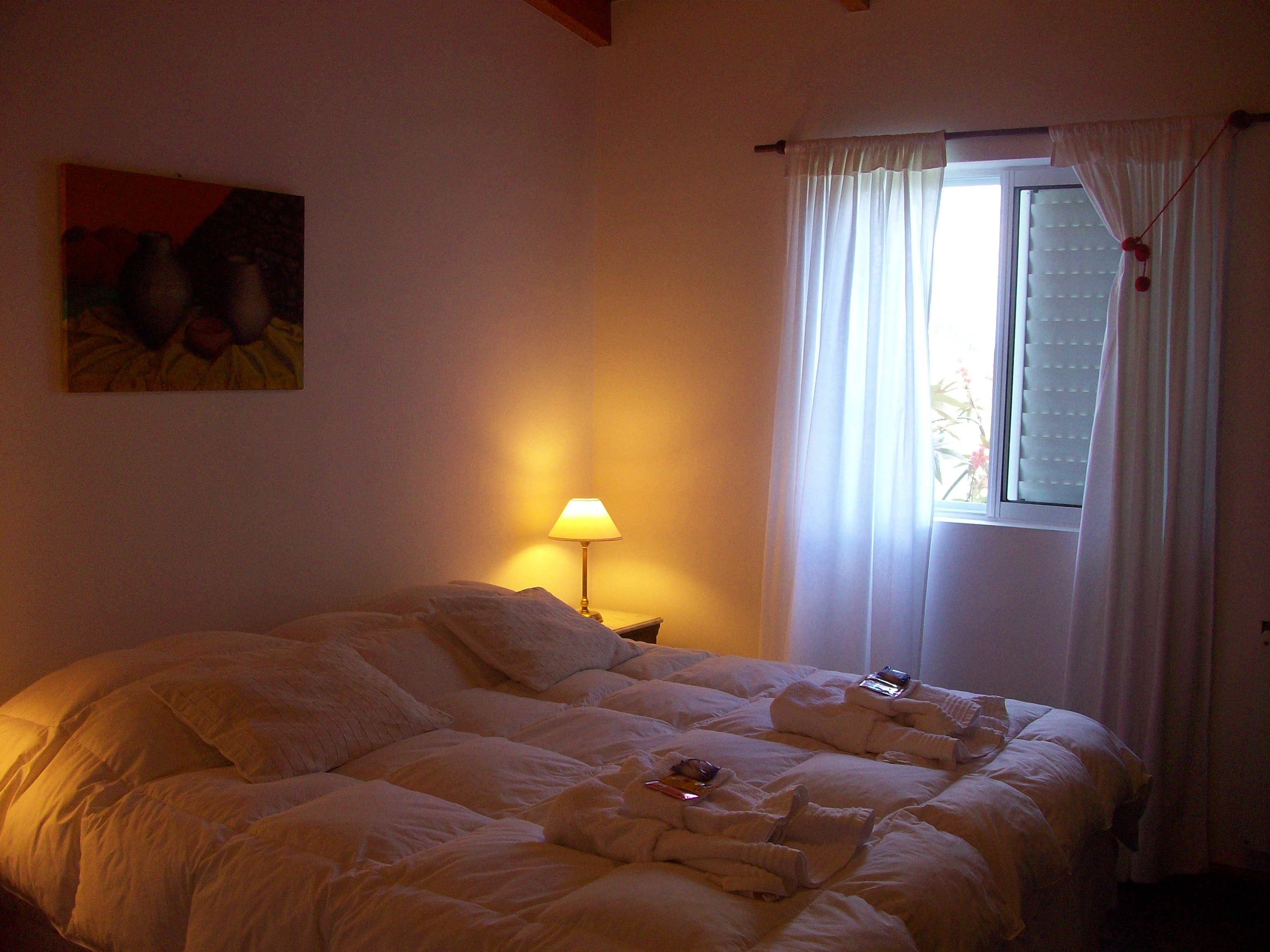 Habitación con cama matrimonial y luz cálida - Hotel boutique Salta